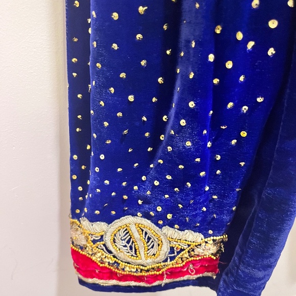 Velvet embroidered dress wear or costume - Picture 10 of 10